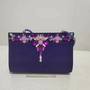 Clutch pesta lipit mata warna ungu dengan ornamen permata dan payet bunga bagian depan Za'Nis Bag