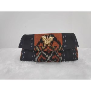 Home Tas pesta etnik motif tenun warna hitam orange dengan bros kupu-kupu emas Za'Nis Bag
